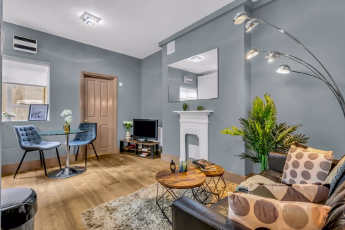 Bright living area with contemporary decor and comfortable seating, ideal for a relaxing short stay in Fitzrovia