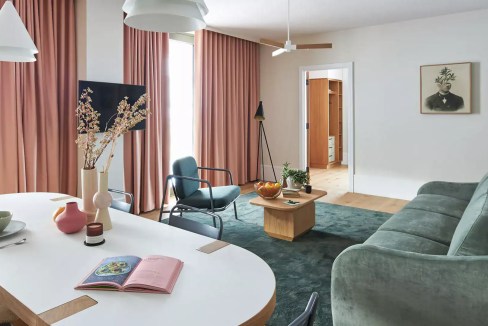 Aparthotel living room at Cambridge Eddington Avenue with contemporary furniture and cozy ambiance.