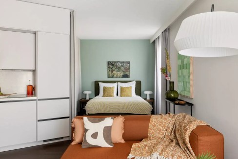 Contemporary living room in The Hague Grote Markt aparthotel with stylish decor.