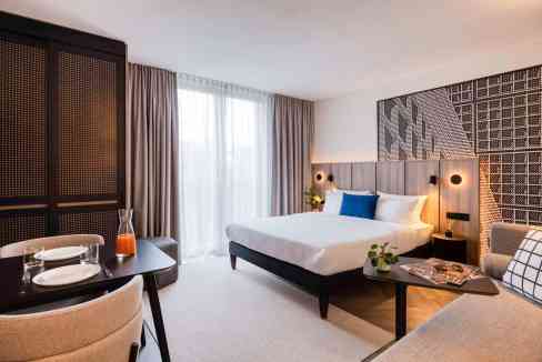 A modern hotel room at Berlin Kurfürstendamm Aparthotel with stylish decor and comfortable amenities.