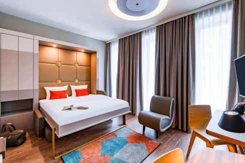 Comfortable hotel room at Bremen Train Station Aparthotel with modern decor and amenities.