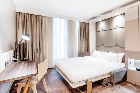 Hotel room at Leicester Great Central Aparthotel with contemporary design and cozy furnishings.