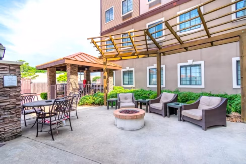 Houston airport aparthotel exterior patio