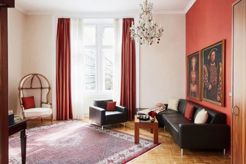 Elegant living room at Vienna Opera House Aparthotel with classic decor and comfortable seating.