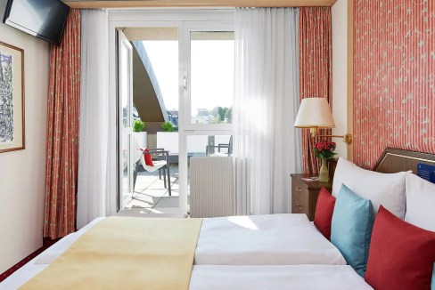 Aparthotel room with balcony in Vienna Sievering, modern decor and natural light.