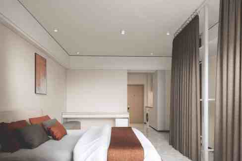 Comfortable hotel suite with stylish decor and cozy bedding in Changsha Kaifu District.