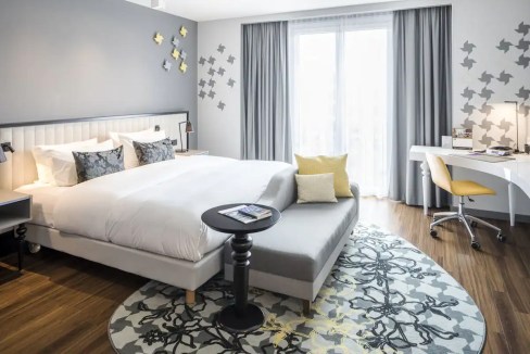 Comfortable hotel room in Frankfurt Europa-Allee Aparthotel with contemporary furnishings.