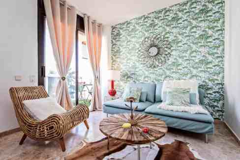 Bright living room with modern decor and natural light in Barcelona.