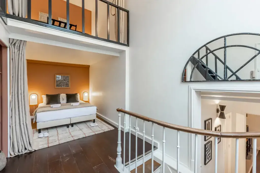 Charming Avenue de Friedland apartment featuring stylish furnishings and open loft design.