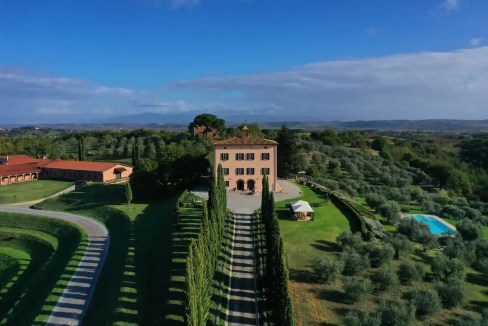 Scenic view of Relais Villa Grazianella estate with lush gardens and surrounding countryside.
