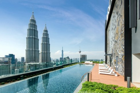 Rooftop infinity pool with view of Petronas Towers in Kuala Lumpur KLCC Aparthotel.