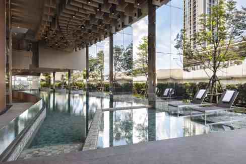 Pool area at Bangkok Yaek Tiwanon Aparthotel with modern design and relaxing atmosphere.