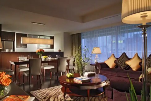 Elegant living space at Tokyo Midtown Aparthotel with modern furniture and stylish decor.