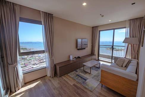 Seaside apartment with ocean views at Sri Racha Surasak Aparthotel, featuring bright living space an.