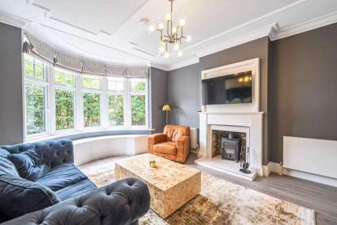 Spacious living room in Hampstead Kidderpore Avenue apartments with elegant decor and large bay wind.