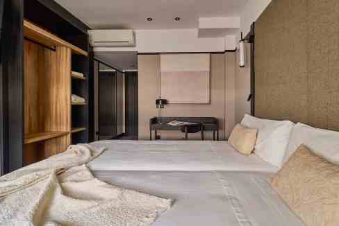 Comfortable hotel room with plush bedding, neutral tones, and contemporary furnishings for a relaxin.