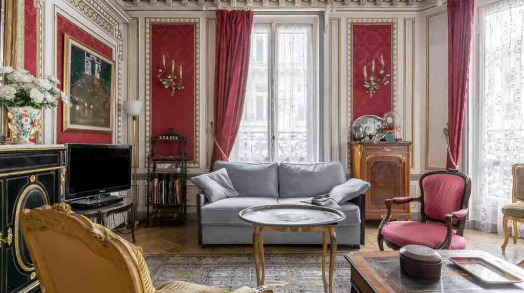 Luxurious classic living room with ornate details and elegant furnishings.