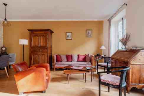 Cozy living room with vintage furniture and warm decor in Vivienne Lumière Loft.