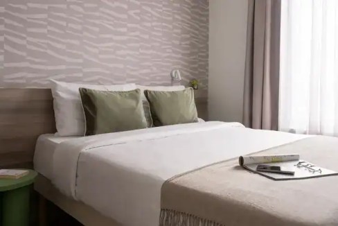 Contemporary bedroom in Munich serviced apartment with stylish decor.