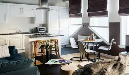 Bright, modern living area with kitchen and dining space in Tower Hill Studio.