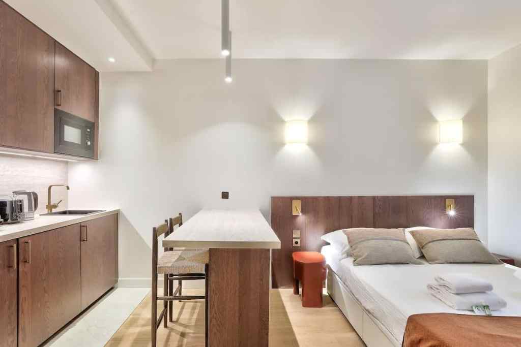 Contemporary studio apartment with kitchenette and sleeping area in Montmartre.