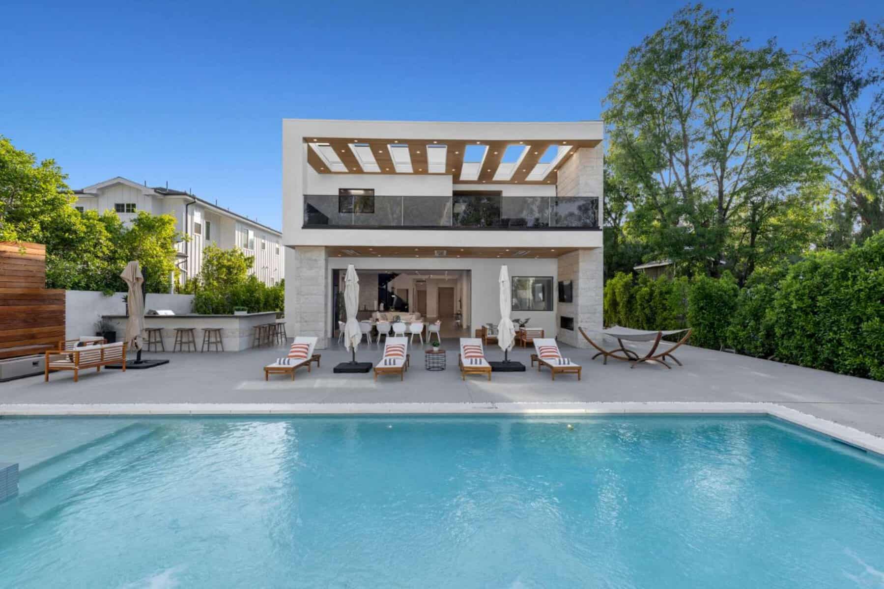 Contemporary Los Angeles villa with pool, outdoor lounge, and lush greenery.