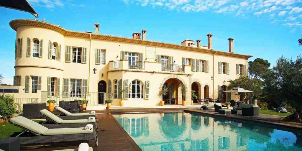 Elegant Côte d’Azur apartment with pool and outdoor lounge area.