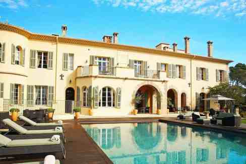 Elegant Côte d’Azur apartment with pool and outdoor lounge area.