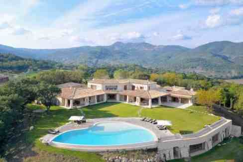 Elegant villa with swimming pool and scenic mountain views in Provençal Riviera.